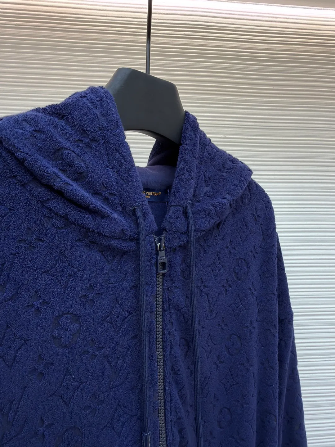 LOUIS VUITTON full-print terry zipper jacket ●Original version: Purchased and developed by 15127 ●Item No.: 1681419-B05 ●Fabric: Soft cotton blended terry luxury chiffon fabric ●Technology: Three-dimensional relief jacquard production ●Color: blue ●Version: Fitted version ●Weight: about 905 grams ●Size: S-M-L-XL ●Description: Custom-dyed soft cotton blended terry luxury terry fabric with clear texture, plump and lazy, comfortable and close to the skin, with navy blue as the main tone, as calm and profound as the deep sea, full-width Monogram embossing makes a stunning appearance, derived from the brand's profound cultural heritage, dark grain weaving, velvet feeling becomes poetry, quietly emerging with a looming attitude, fully recognizable, interpreting unparalleled fashion style, publicity in restraint, sophistication in casualness Make every touch a ceremonial experience, the three-dimensional relief jacquard technique uses a high-density electronic jacquard machine to achieve the Monogram three-dimensional effect through the "positive and negative layer weaving method". Apply heat pressure to the fabric locally through a customized mold to hot-melt the fibers in specific areas. Permanently shape the relief outline and position the cutting bed with infrared rays to achieve precise positioning of the material through infrared emitters and infrared receivers. The accuracy can reach the micron level. This meets Monogram's high-precision cutting, the overall routing is straight and delicate, the fabric is comfortable and soft, and the color is consistent without color difference. It can be matched with the same style to create a fashionable look and control various occasions. Customized accessories, complete with three standards, same style for men and women!